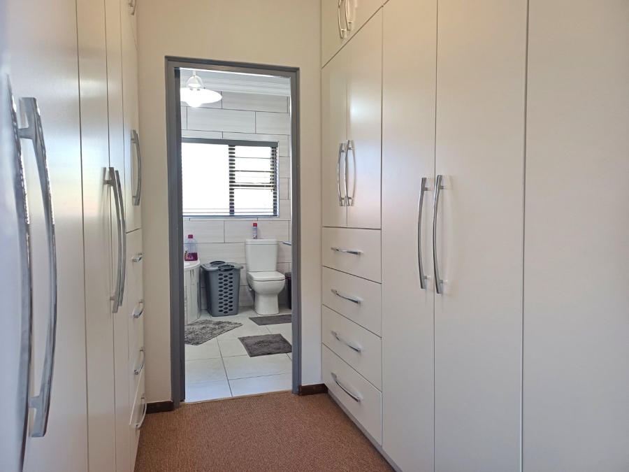 5 Bedroom Property for Sale in Fraaiuitsig Western Cape